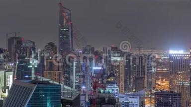 迪拜码头摩天大楼和朱美拉湖塔从最高空中夜晚时间在阿拉伯联合酋长国。